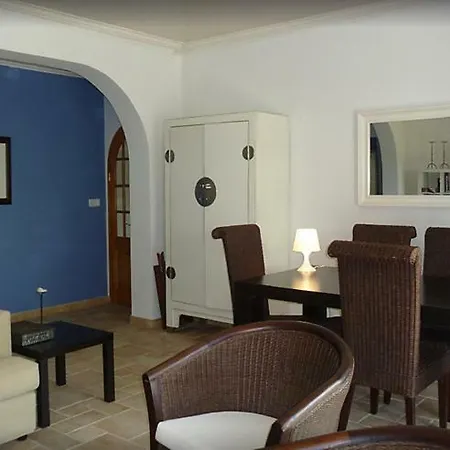 بيت للعطل White Roses House